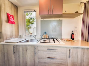 Mobile Comfort-Unterkunft | Eigene Küche | Großer Kühlschrank, Hochstuhl, Kochgeschirr/Geschirr/Besteck