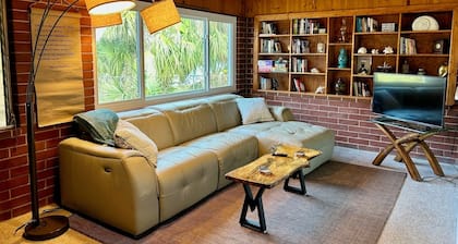 Cozy Cottage - River House - Kayaks - SUP - Relax & Recharge