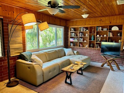 Cozy Cottage - River House - Kayaks - SUP - Relax & Recharge