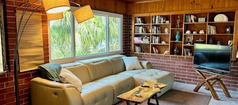 Cozy Cottage - River House - Kayaks - SUP - Relax & Recharge