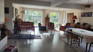 Fernseher, DVD-Player, Bücher, Stereoanlage