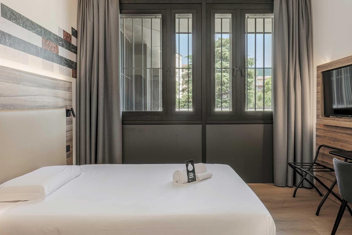 In-room safe, free WiFi, bed sheets