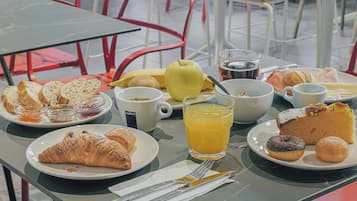 Daily buffet breakfast (EUR 9.50 per person)