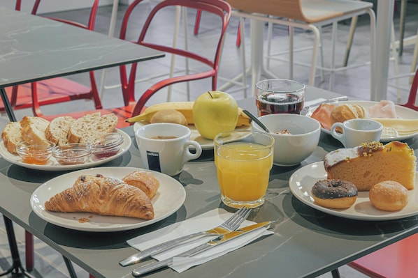Daily buffet breakfast (EUR 9.50 per person)