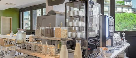 Tägliches Frühstücksbuffet (9.50 EUR pro Person)