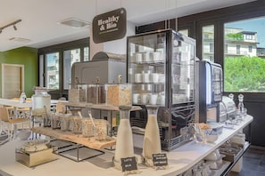 Desayuno buffet (EUR 9.50 por persona)