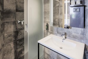 Habitación cuádruple estándar, no fumadores | Baño | Toallas
