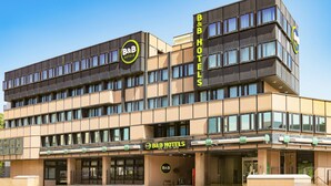 A B&B hotel with a modern design, featuring a prominent sign and multiple balconies. - B&B Hotel Prato City Center (Prato)