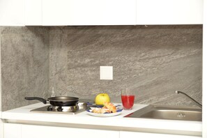 Kjøleskap, mikrobølgeovn og kaffetrakter/tekoker