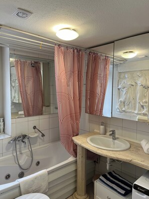 Jetted bath, free toiletries, hair dryer, towels