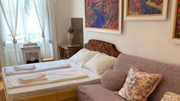 2 bedrooms, iron/ironing board, internet, bed sheets