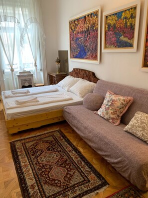 2 habitaciones, tabla de planchar con plancha, internet y ropa de cama