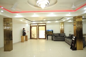 Interior entrance - Hotel Aman Inn (New Delhi)