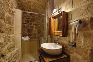 Shower, rainfall showerhead, hair dryer, slippers - ARYAN OTEL (Mardin)