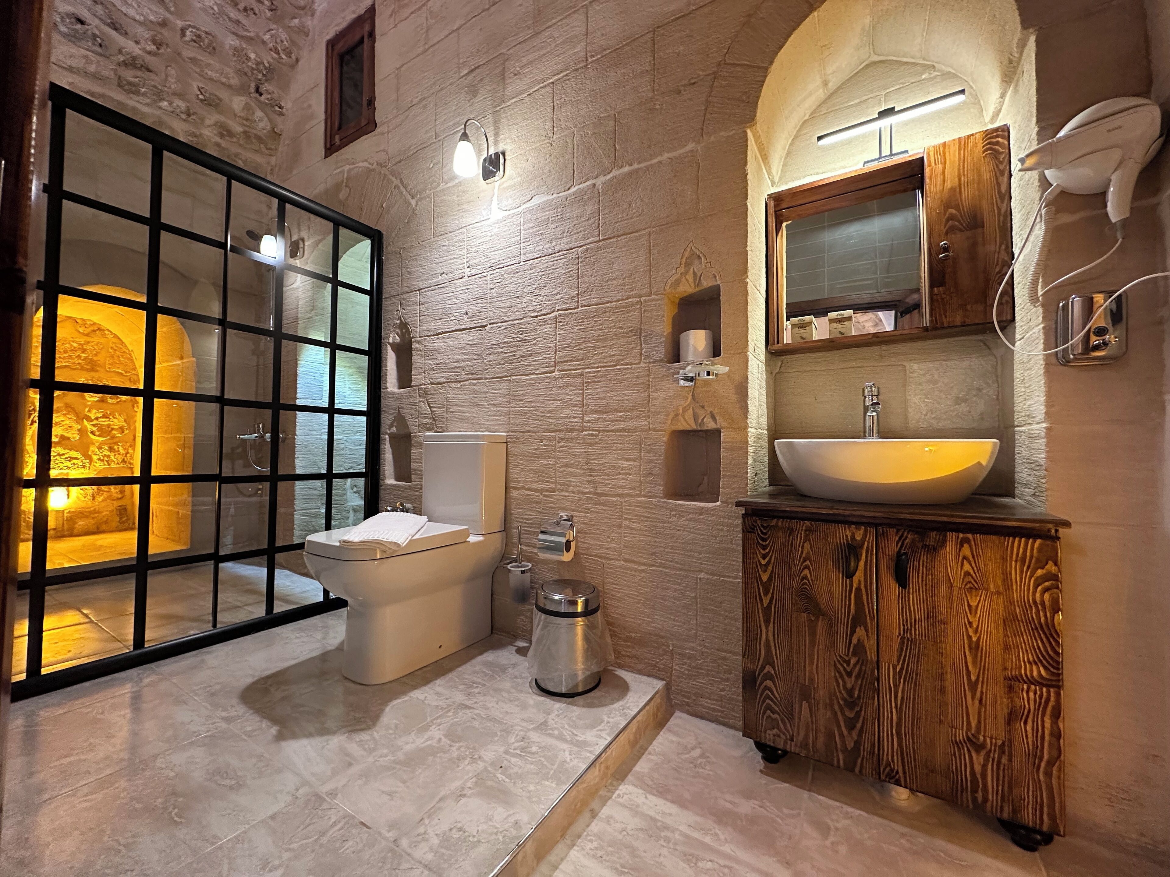Phòng Suite Deluxe, quang cảnh sân vườn | Bộ trải giường bằng vải cotton Ai Cập, bộ đồ giường cao cấp, bàn 