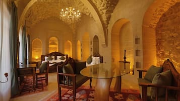 Deluxe Suite, Courtyard View | 1 bedroom, Egyptian cotton sheets, premium bedding, desk