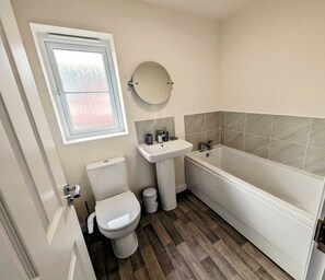 Dusche, umweltfreundliche Kosmetikartikel, Bidet, Handtücher