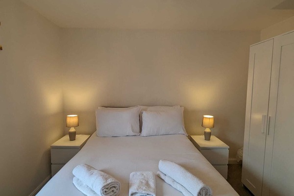 Comfy double bed in Ensuite master bedroom. Towels included for your comfort.
