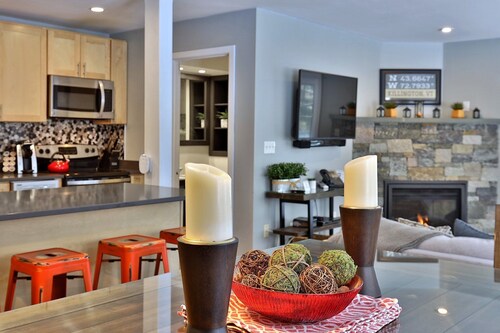 Skiers Suite: 2RM/2BA Renovated Condo on the Bus Route w/ Pool. Discounted Ski Rentals. #332