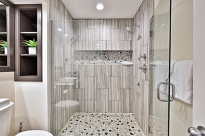 Ducha, secador de pelo, toallas