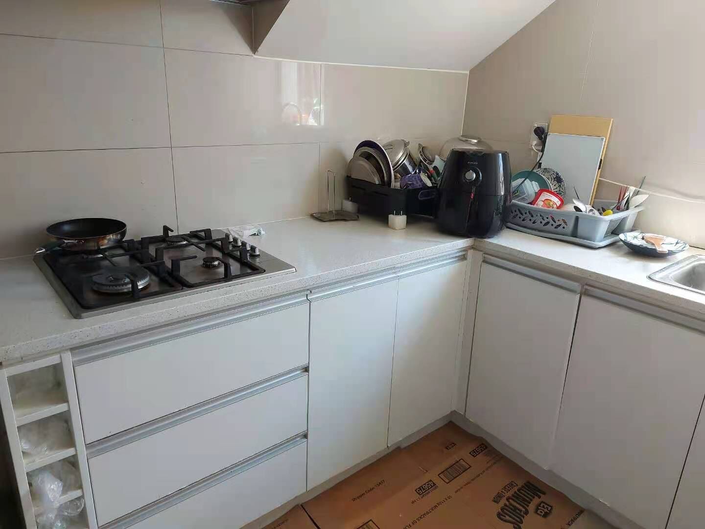 Een microgolfoven, een oven, een kookplaat