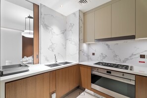 Deluxe Apartment | Private kitchen | Fridge, microwave, oven, dishwasher - Nasma Holiday Homes - The Address Residences Dubai Opera T2 (Dubai)