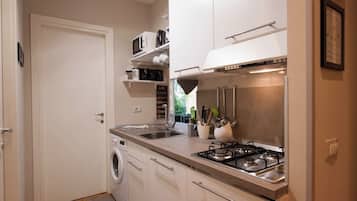 Jääkaappi, mikroaaltouuni, uuni, liesi