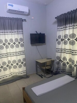 Chambre Double Confort, vue ville | Coffres-forts dans les chambres, bureau