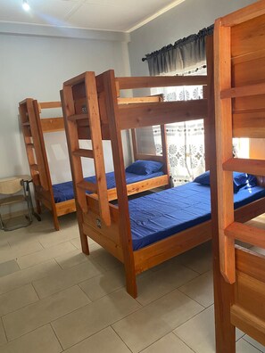 Dormitório compartilhado família | Cofres nos quartos, escrivaninha, espaço de trabalho para notebook