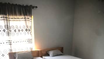 Caja de seguridad en la habitación y escritorio