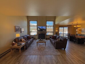 Smart-TV, Kamin, DVD-Player, Bücher