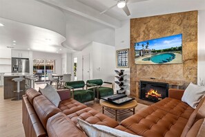 تلفزيون ذكي، مدفأة، ألعاب فيديو، كرة قدم الطاولة