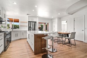 ثلاجة، ميكروويف، فرن، موقد طهي مسطح