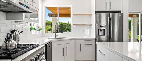 Een koelkast, een magnetron, een oven, een kookplaat