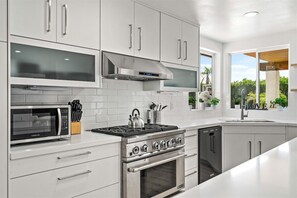 Fridge, microwave, oven, stovetop - Desert Playground – Palm Springs Oasis with Pool, Spa, Pickleball, Putting Green & More (Palm Springs)