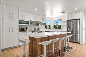 ثلاجة، ميكروويف، فرن، موقد طهي مسطح