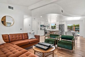 Smart TV, chimenea, videojuegos y futbolito