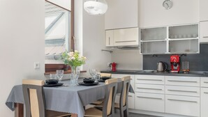 Wasserkocher mit Kaffee-/Teezubehör, Mikrowelle, Geschirrspüler