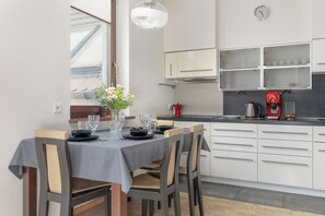 Mikrowelle, Geschirrspüler, Wasserkocher mit Kaffee-/Teezubehör