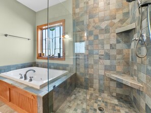 Jetted bath, hair dryer, towels, soap - Captain's Chalet: 3,400 sq ft w/ beach & pool pass, game rm, hot tub, & firepit (Bellaire)