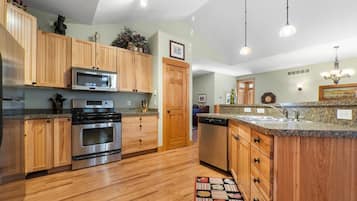 Frigorífico, microondas, horno y placa de cocina