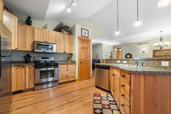 Réfrigérateur, four à micro-ondes, un four, surface de cuisson