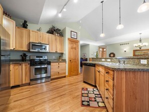 Een koelkast, een microgolfoven, een oven, een kookplaat