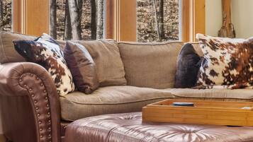 Una Smart TV, una chimenea, videojuegos, una mesa de tenis de mesa