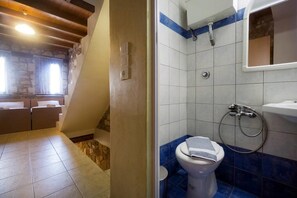 Ein Badezimmer mit Dusche, Toilette und Waschbecken.