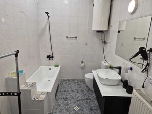 Hair dryer, towels, soap, shampoo - the house is located in the city center (T'bilisi)