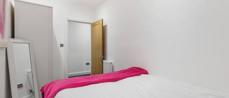 2 bedrooms, iron/ironing board, bed sheets