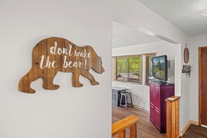 Interior - Pet-Friendly · 3 Kings · Hot Tub · Arcade + Pool Table (Gatlinburg)