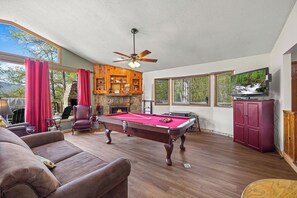 Games room - Pet-Friendly · 3 Kings · Hot Tub · Arcade + Pool Table (Gatlinburg)