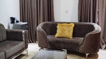 Executive Suite, City View | Desk, soundproofing, free WiFi